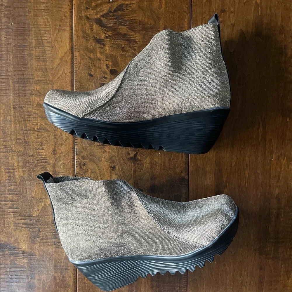Bernie Mev metallic gold stretch fabric wedge ankle booties size EU 40 US 9